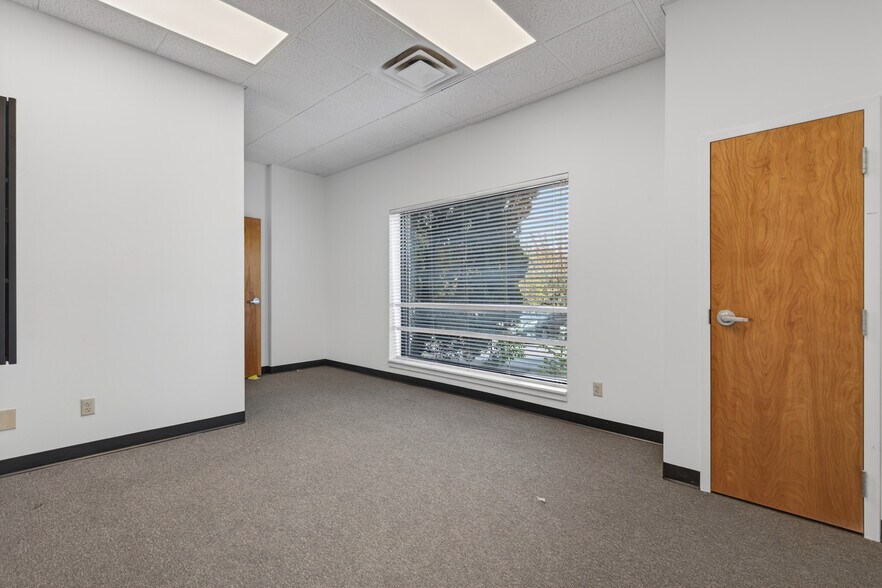 More Photos Of 2 Raymond Dr, Havertown Light Manufacturing For Lease