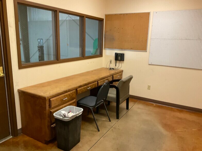 More Photos Of 211 Corporate Dr, Sibley Industrial For Lease