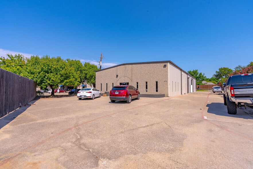 More Photos Of 6709-6711 Colleyville Blvd, Colleyville Warehouse For Lease