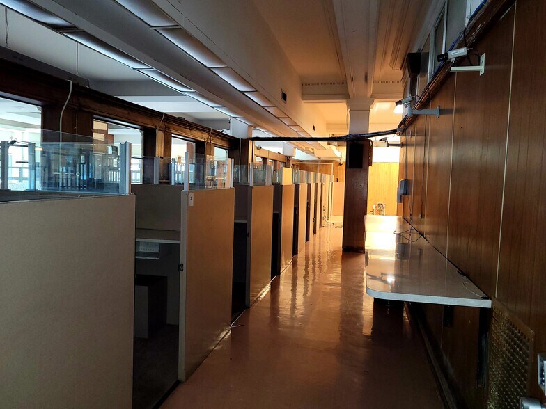 More Photos Of 1110 W 35th St, Chicago Office For Sale