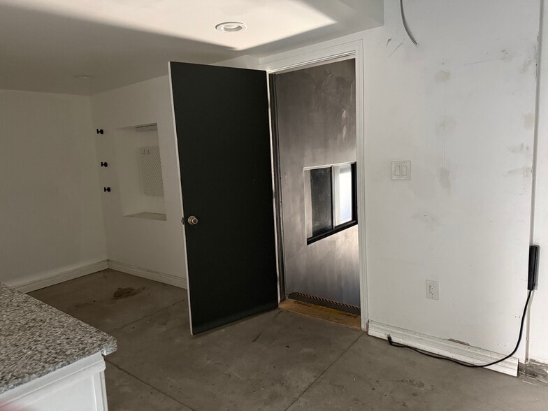 More Photos Of 7365 Melrose Ave, Los Angeles Storefront Retail Office For Lease