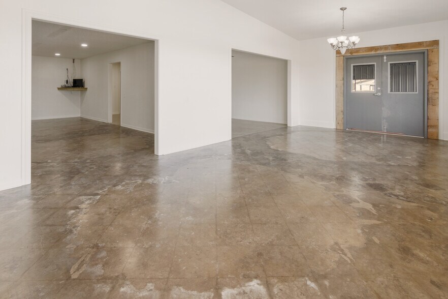 More Photos Of 4737 TX-91, Denison Showroom For Lease