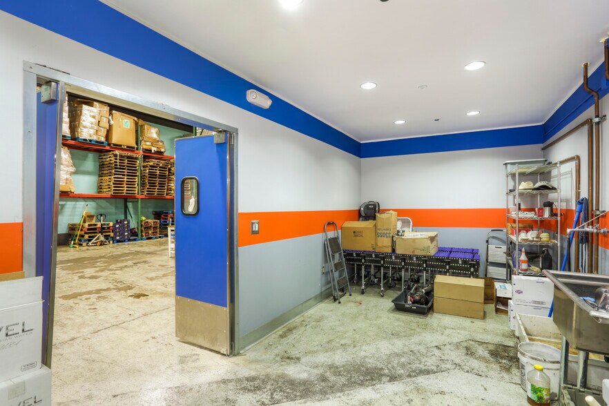 More Photos Of 645 W Broadway, Glendale Distribution For Lease