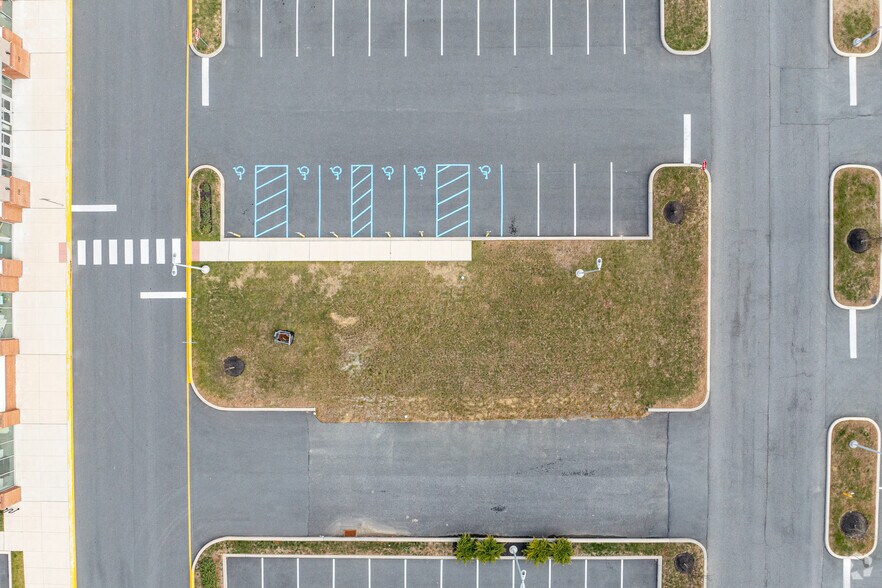 More Photos Of 1006 Bunker Hill Rd, Middletown Freestanding For Lease