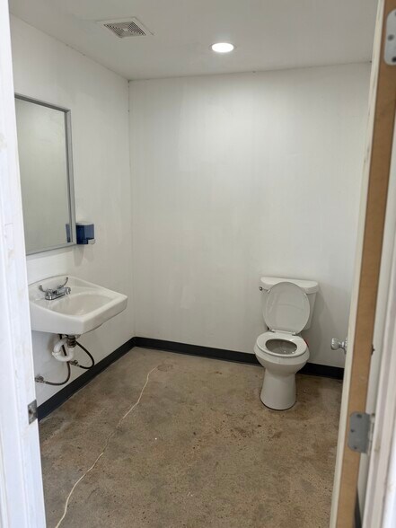 More Photos Of 6929 Calhoun Rd, Houston Unknown For Lease