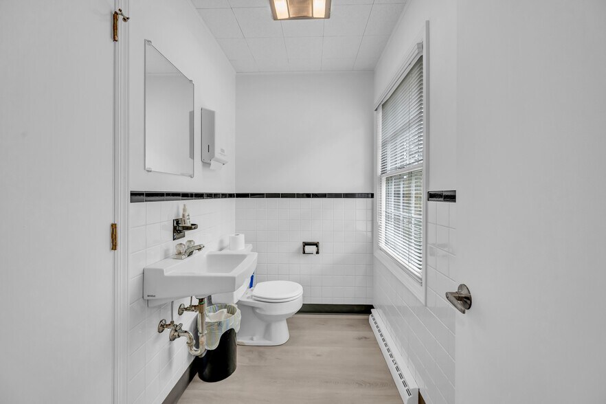 More Photos Of 172 Mount Pleasant Rd, Newtown Medical For Lease
