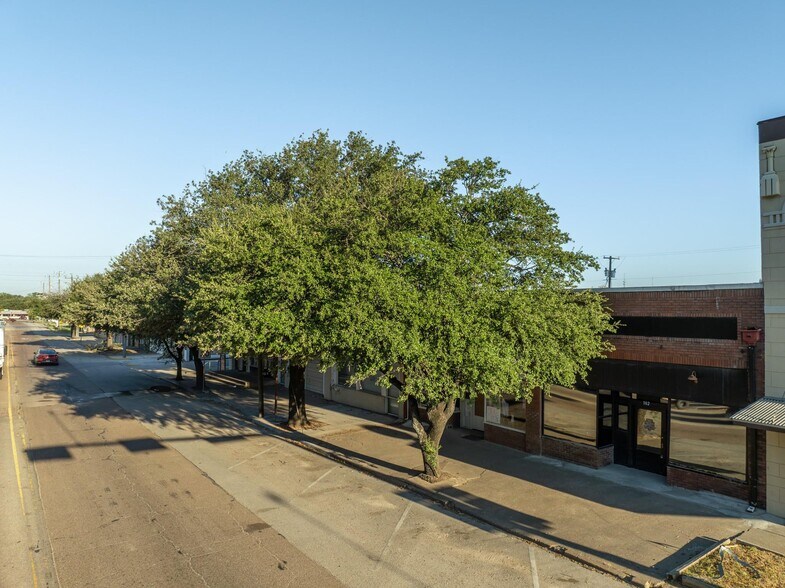 More Photos Of 104 W Elm St, Hillsboro Storefront Retail Office For Lease