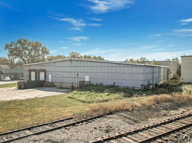 More Photos Of 908-918 E Franklin St, Hartford City Manufacturing For Lease