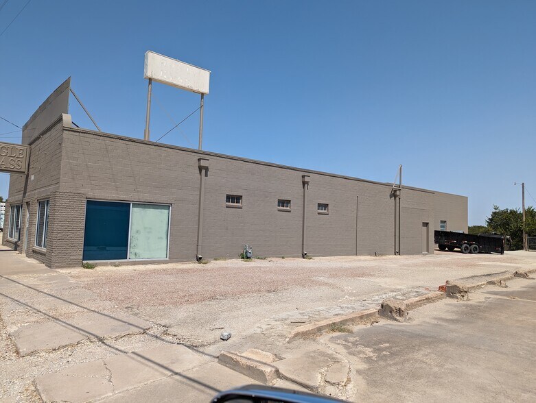 More Photos Of 1220 Mineral Wells Hwy, Weatherford Showroom For Sale