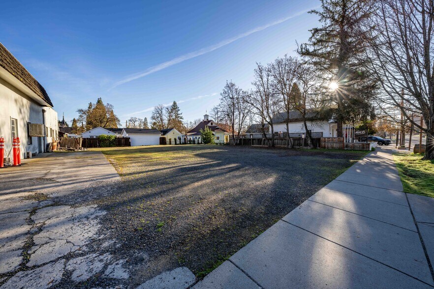 More Photos Of 205 E California St, Jacksonville General Retail For Sale