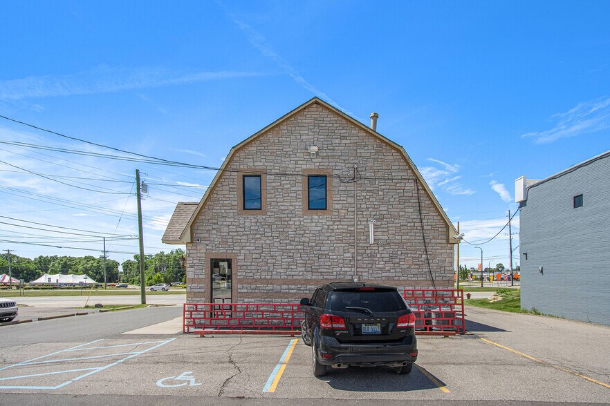 More Photos Of 33030 Northwestern Hwy, West Bloomfield Freestanding For Sale