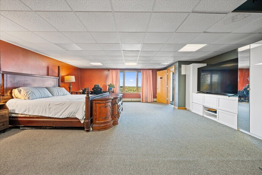 More Photos Of 341 US Route 1, Weston Hotel For Sale