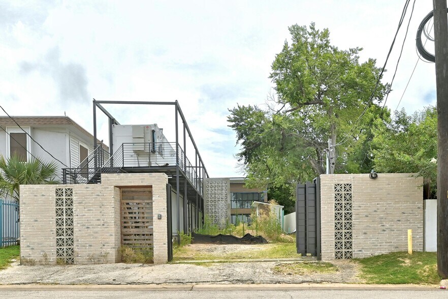 More Photos Of 4707 Harmon Ave, Austin Storefront Retail Residential For Sale