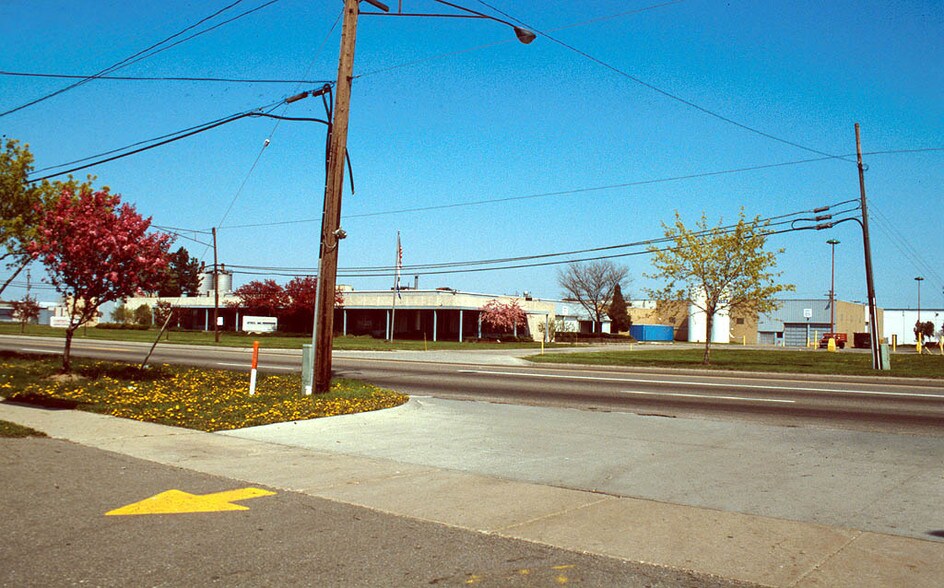 More Photos Of 24030-24060 Hoover Rd, Warren Manufacturing For Sale