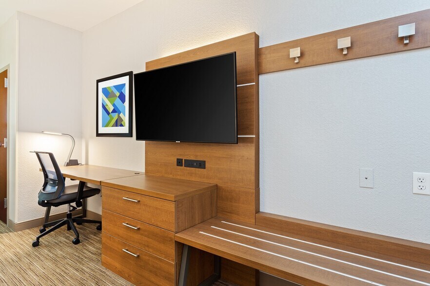 More Photos Of 53 Jefferson Rd, Jacksonville Hotel For Sale