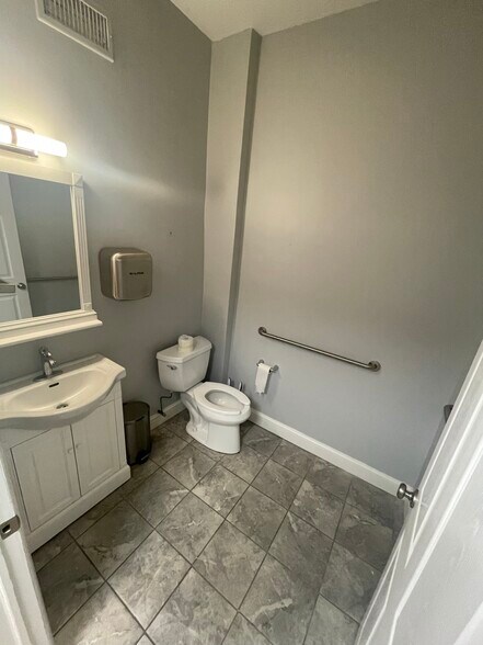 More Photos Of 1622 S Wood Ave, Linden Office For Lease