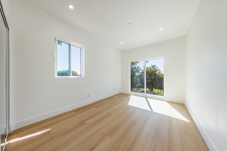More Photos Of 1330 S Longwood Ave, Los Angeles Apartments For Sale