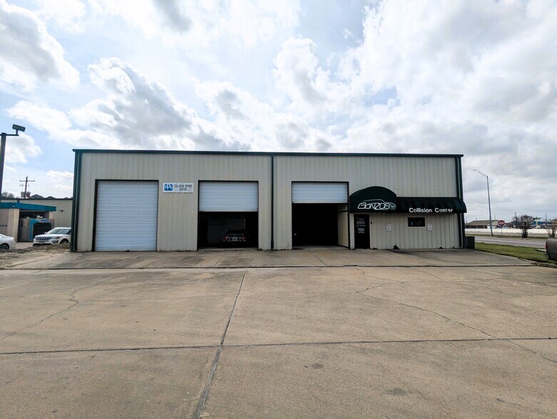 More Photos Of 5320 W Parkway St, Groves Industrial For Sale