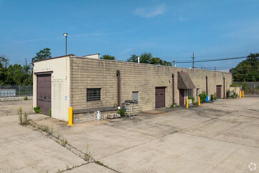More Photos Of 806 W Broad St, Palmyra Flex For Sale