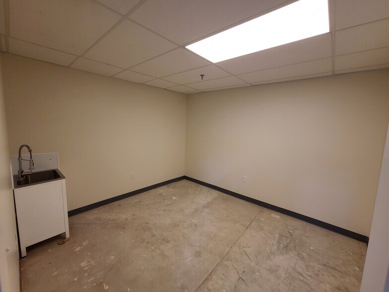 More Photos Of 5140 Dexham Rd, Rowlett Warehouse For Lease