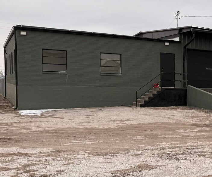 Primary Photo Of 2011 Hull Ave, Des Moines Truck Terminal For Lease