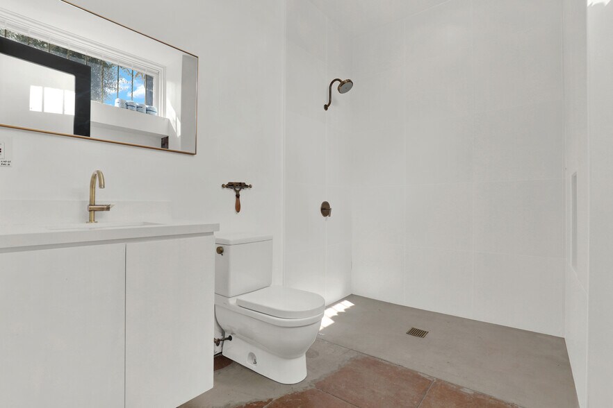 More Photos Of 435 S Boyle Ave, Los Angeles Office Residential For Sale