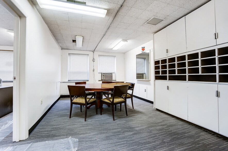 More Photos Of 1106 E High St, Springfield Schools For Sale