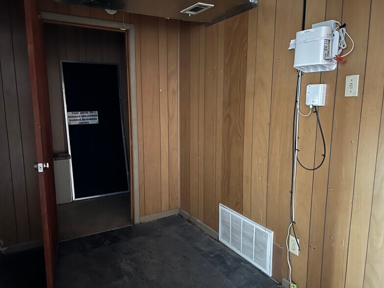 More Photos Of 430 N General McMullen Dr, San Antonio Auto Repair For Sale