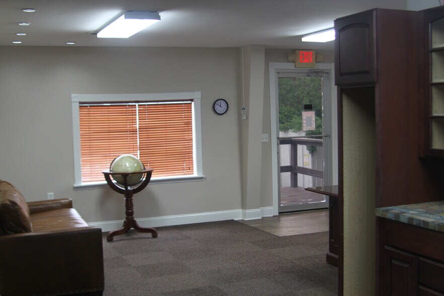 More Photos Of 210 N West St, Hillsboro Office For Sale