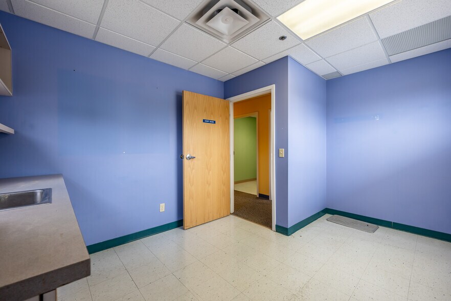 More Photos Of 980 Westfall Rd, Rochester Medical For Lease