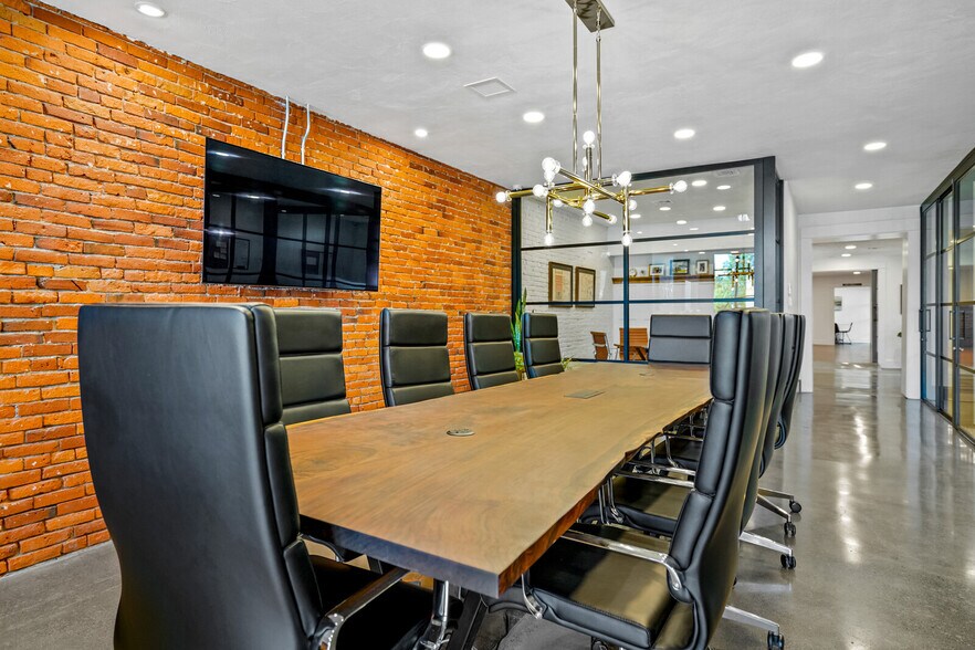 More Photos Of 144 S Main St, Independence Storefront Retail Office For Sale