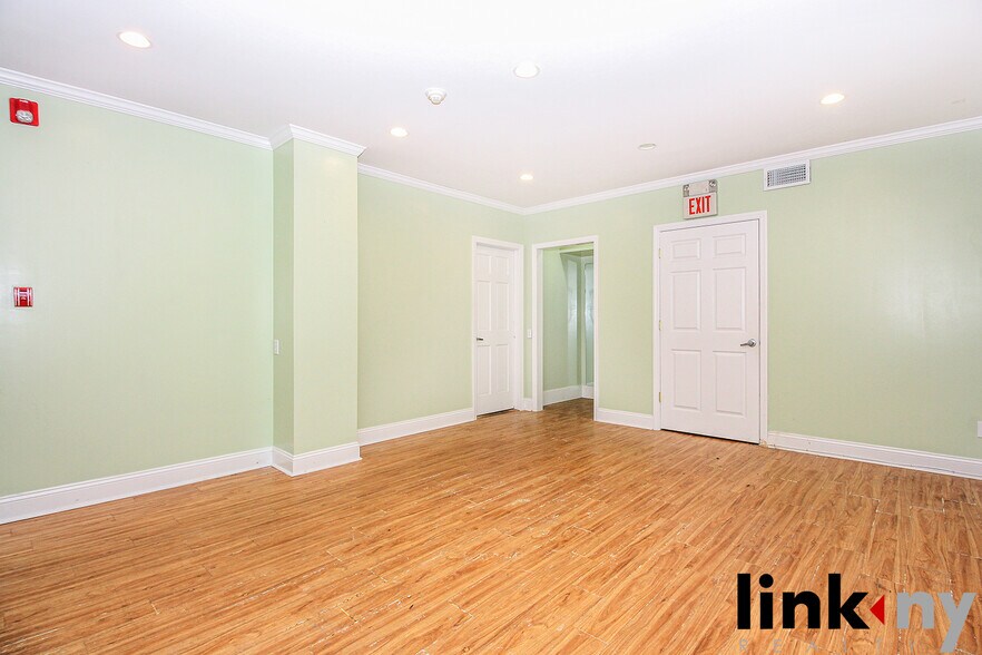 More Photos Of 209 Brook St, Scarsdale Storefront For Lease