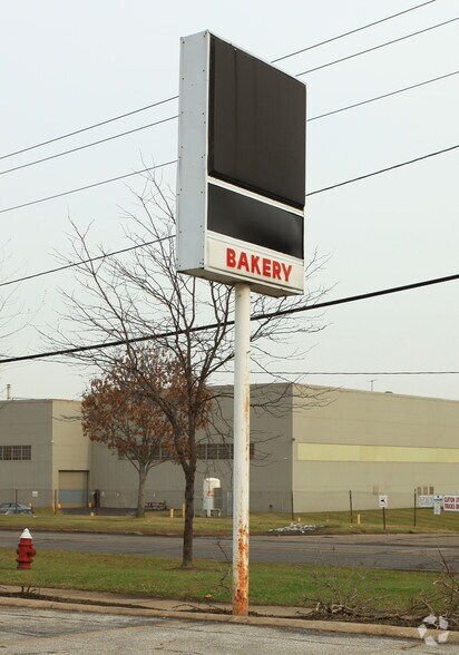 More Photos Of 5880-5886 S Lee Rd, Maple Heights Storefront For Lease