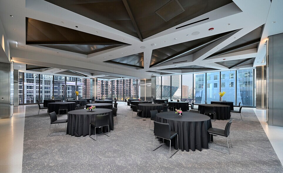 More Photos Of 110 N Wacker Dr, Chicago Office For Lease