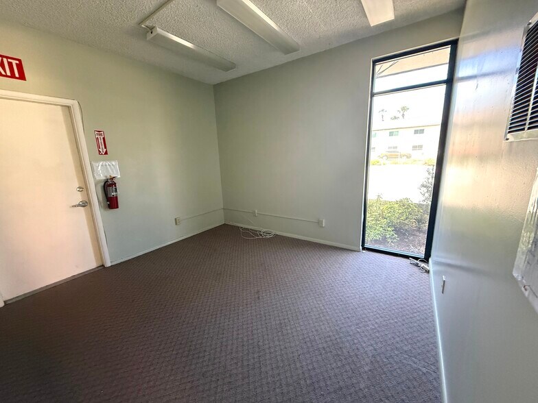 More Photos Of 430 Oakridge Blvd, Daytona Beach Office For Sale