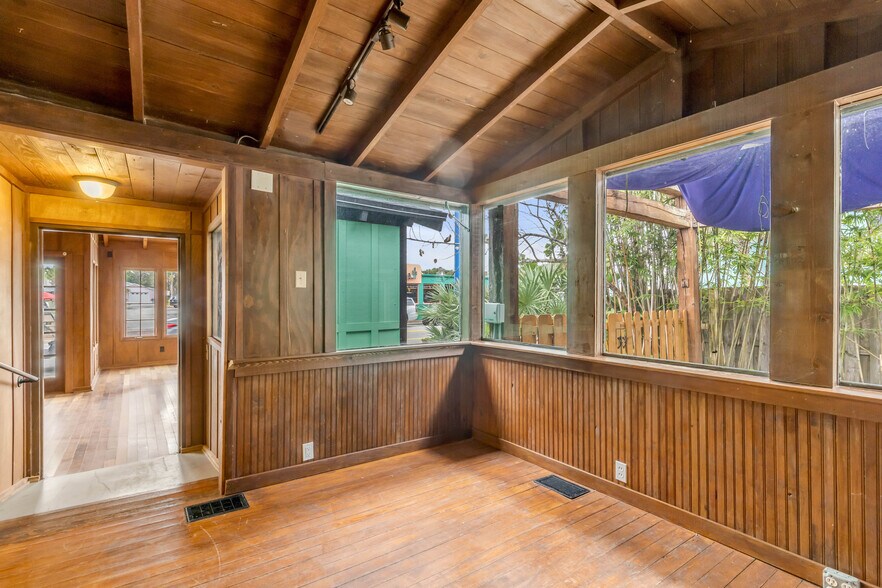 More Photos Of 304 Flagler Ave, New Smyrna Beach Storefront For Sale
