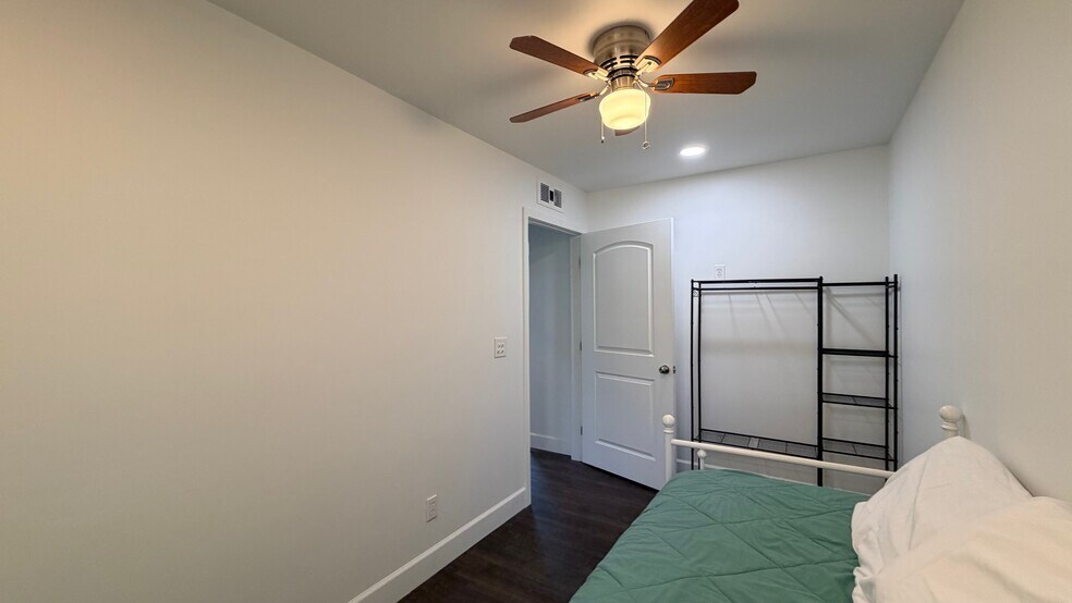 More Photos Of 1012 E Mineral King Ave, Visalia Flex For Sale