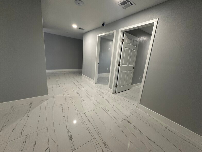 More Photos Of 1406 W Camelback Rd, Phoenix Office For Sale
