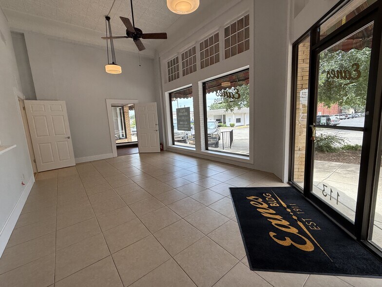 More Photos Of 113 E 3rd St, Taylor Storefront Retail Office For Lease