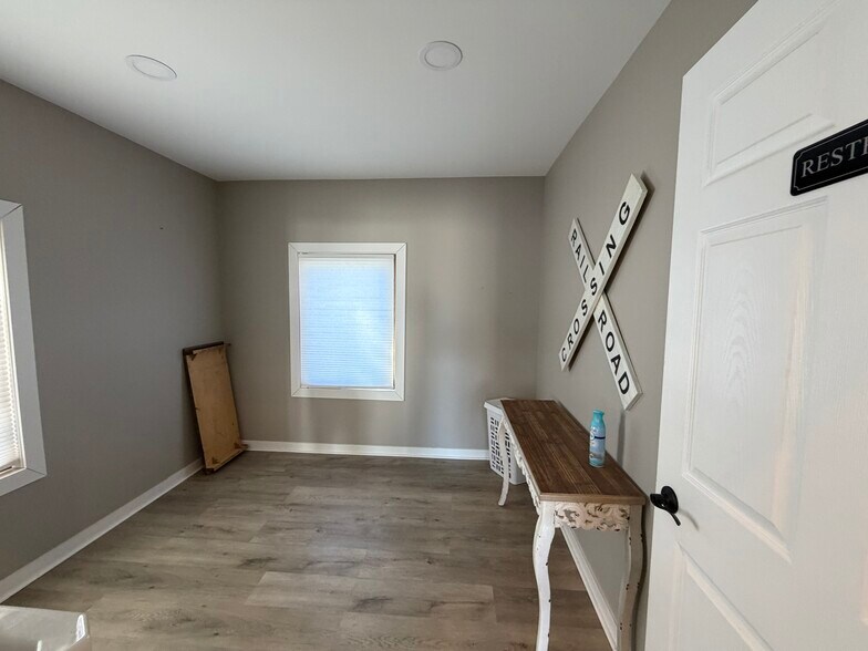 More Photos Of 105 W Vine St, Yutan General Retail For Sale