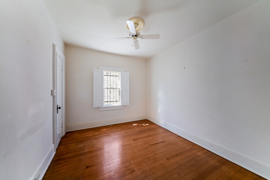 More Photos Of 411 Burns Ct, Sarasota Office For Sale