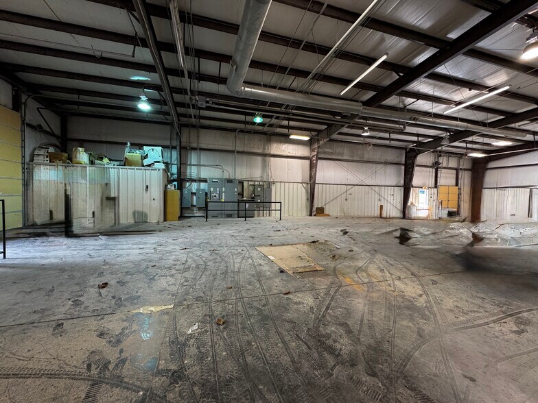 More Photos Of 27877 Glacier Point Rd, Lebanon Warehouse For Lease