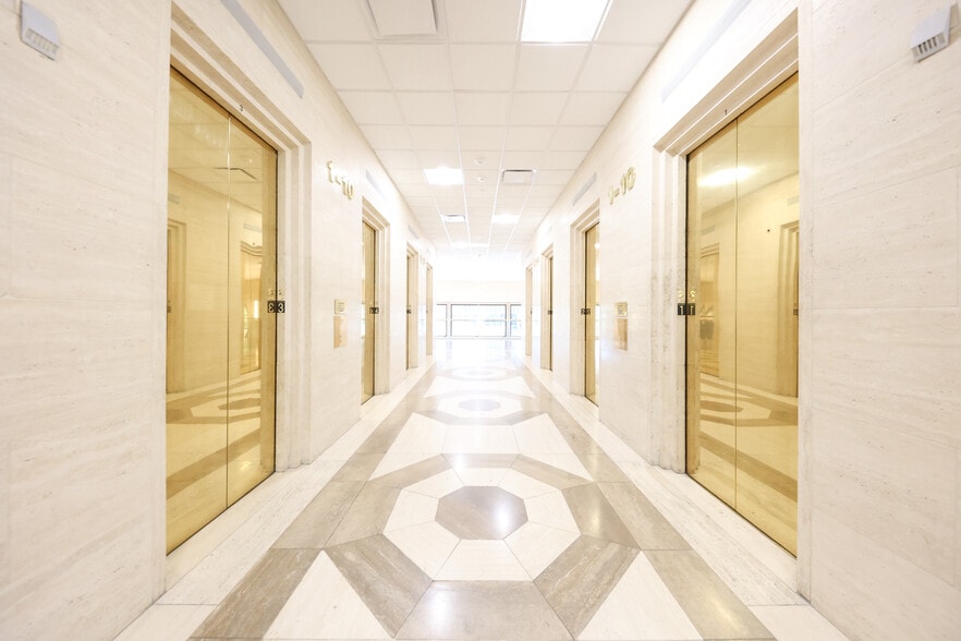 More Photos Of 802 N Carancahua St, Corpus Christi Office For Lease