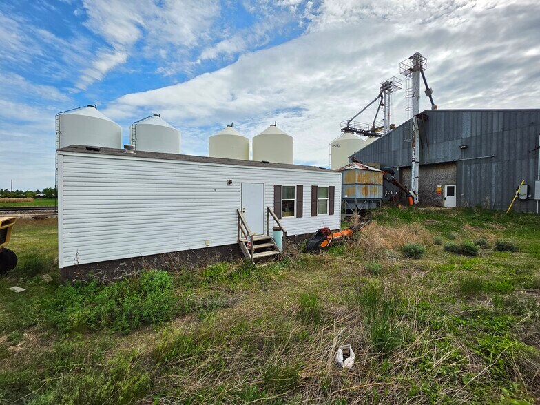 More Photos Of 5118 13th Ave, Simcoe Light Distribution For Sale
