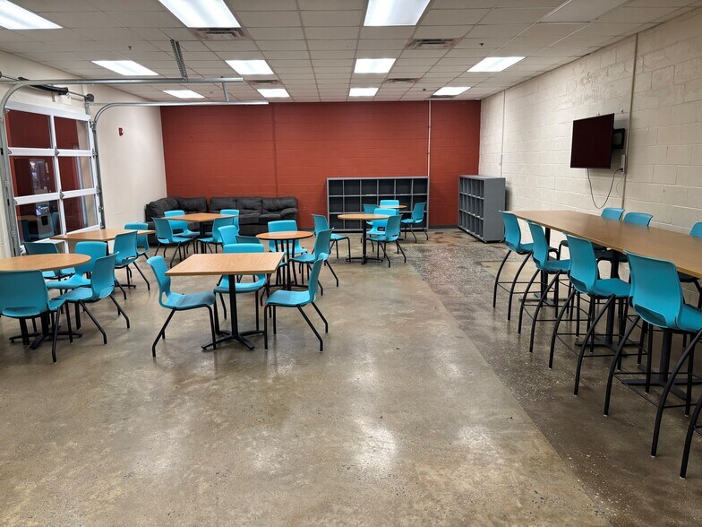 More Photos Of 301 Henslee Dr, Dickson Freestanding For Sale