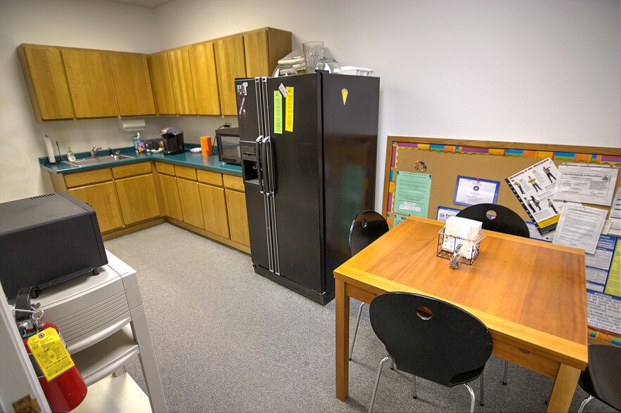 More Photos Of 530 Compton St, Broomfield Flex For Lease