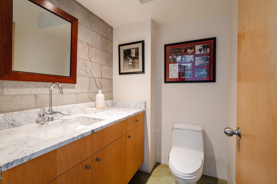 More Photos Of 1320 Abbot Kinney Blvd, Venice Loft Creative Space For Sale