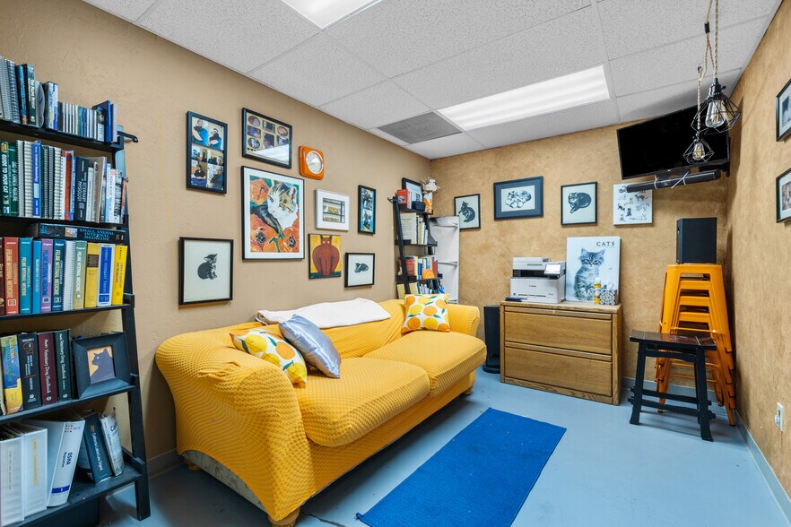 More Photos Of 26055 Bouquet Canyon Rd, Santa Clarita Veterinarian Kennel For Sale