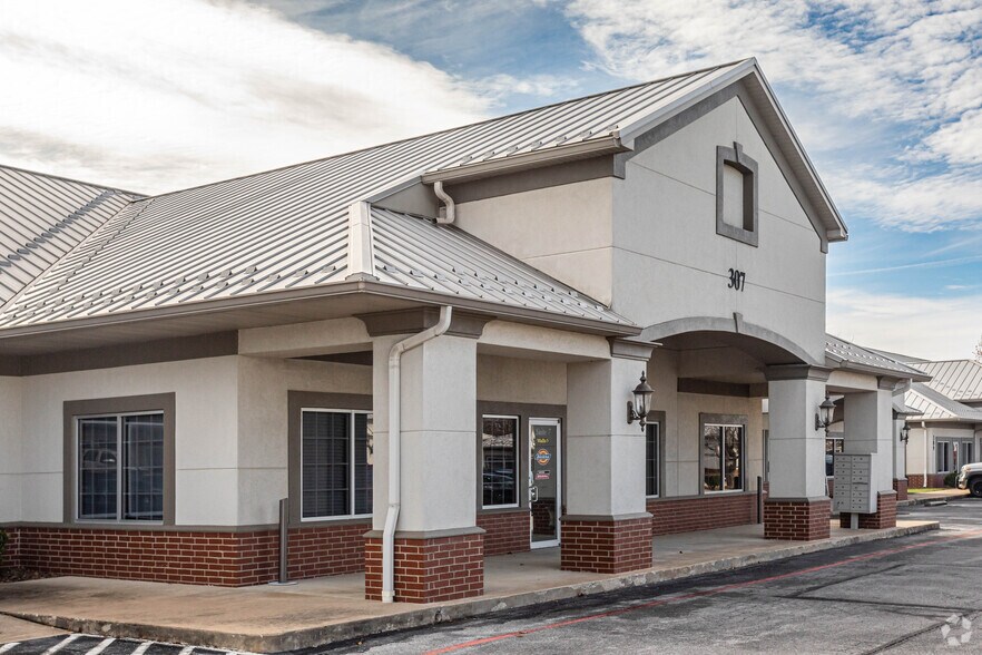 More Photos Of 307 SW 18th St, Bentonville Office For Lease