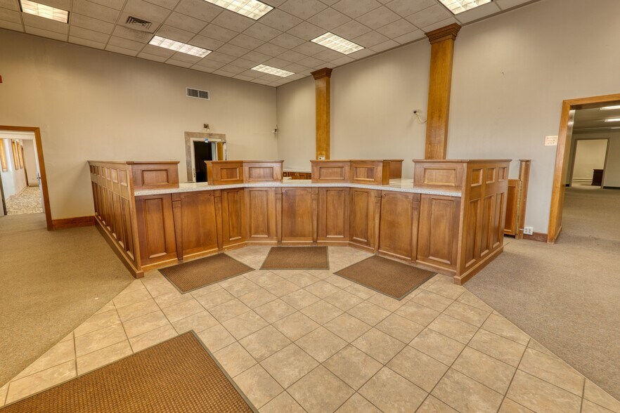 More Photos Of 100 Oak Ave, Eaton Bank For Lease